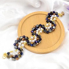 Браслет из стеклянных и жемчужных бусин в форме волны