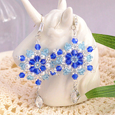Серьги из снежинок и стеклянных бусин