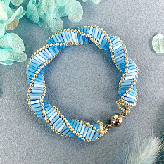 Bracelet spirale bleu avec perles clairon