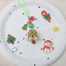 Подвеска из рождественского колокольчика и стеклянных бусин