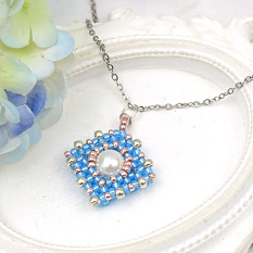 Квадратные серьги из голубого бисера