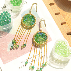 Серьги-ловцы снов, выполненные в технике проволочной обмотки со стеклянными бусинами.