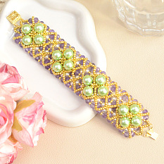 Браслет из фиолетового стекла и зеленых жемчужных бусин