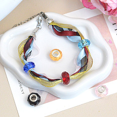 Браслет из ленты своими руками с разноцветными стеклянными европейскими бусинами