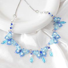 Collar de semillas de mariposa y cuentas de vidrio