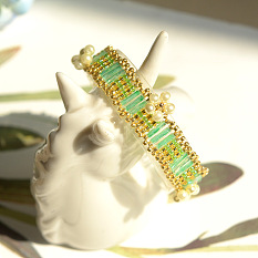 Браслет из цветочных семян и стекляруса