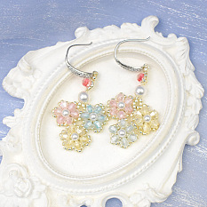 Серьги из стеклянных бусин в форме цветов