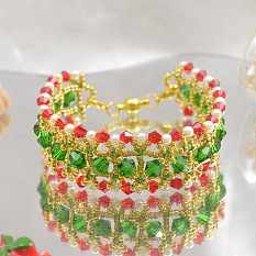 Браслет из стеклянных бусин в рождественском стиле