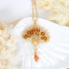 Collier pendentif en fil de fer en forme d'éventail avec perles de verre