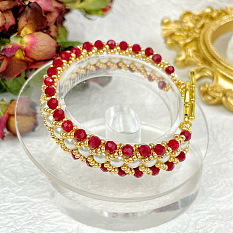 Красно-золотой браслет с жемчугом и стеклянными бусинами