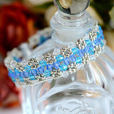 Bracelet en perles toupies en cristal bleu