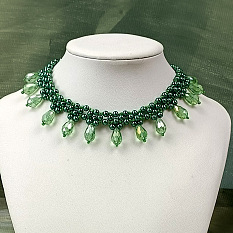 PandaHall Selected Idee einer grünen Wassertropfen-Halskette mit Glasperlen
