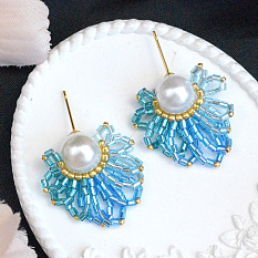 Ohrringe aus blauen Muschelkernen und Perlen