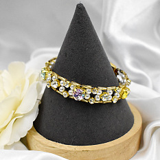 Браслет из стеклянных стразов и жемчужных бусин