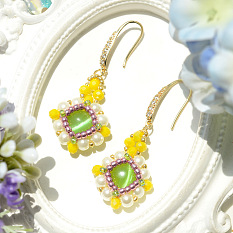 Серьги с оправой и зелеными бусинами кошачьего глаза