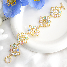 Браслет из цветочных семян и стеклянных бусин