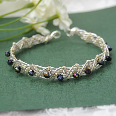 Bracelet en fil métallique avec perles de verre électrolytiques