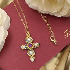 Подвеска из бисера и жемчуга