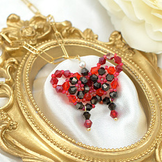 Кулон в виде семян бабочки и стеклянных бусин.