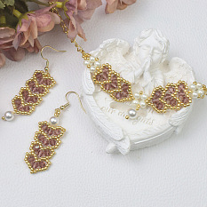 Комплект украшений из сердечек и стеклянных бусин