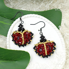 Серьги из семян божьей коровки и стеклянных бусин