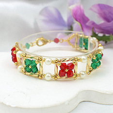 Браслет из семян и стеклянных бусин на рождественскую тематику