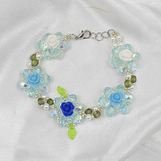 Браслет из розовой смолы и стеклянных бусин