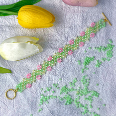 PandaHall Selected idea su un braccialetto floreale con perline di semi
