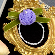 Lila Haargummi mit Blumenband