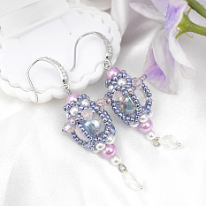 Серьги в виде уличных фонарей, украшенные бисером и жемчугом.