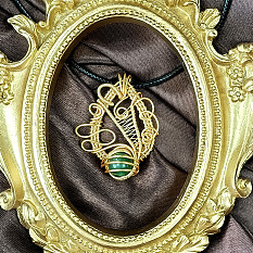 Pendente avvolto in filo con perline di pietre preziose verdi