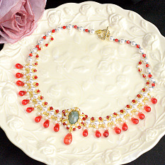 Винтажное ожерелье из красных стеклянных и жемчужных бусин.