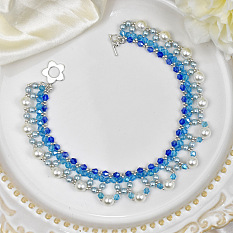 Perlenkette im Frühlingsstil mit facettierten Perlen und Perlen