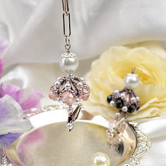 Кулон в виде танцующего тела из стекла и жемчужных бусин.