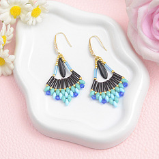 Серьги в форме капли из бисера и стекляруса