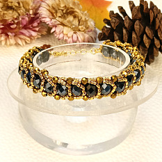 Bracelet spirale plat avec perles de verre