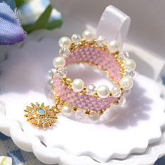 Кольцо с розовыми бусинами и жемчугом