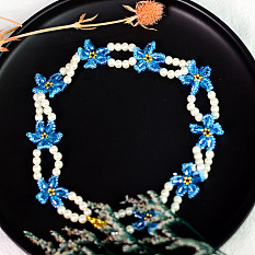 Blumenförmige Halskette mit Perlen