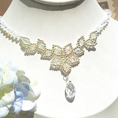 Ожерелье из семян листьев и стеклянных бусин