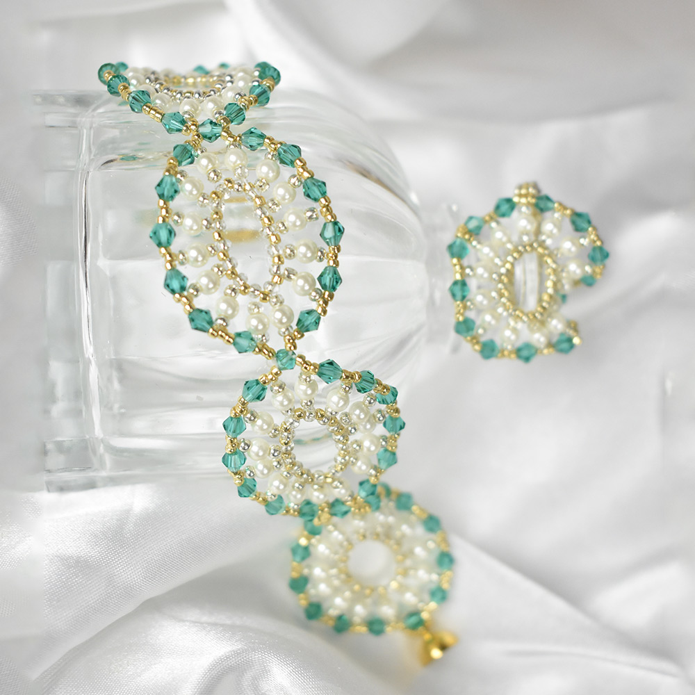 Комплект украшений из стеклянных бусин