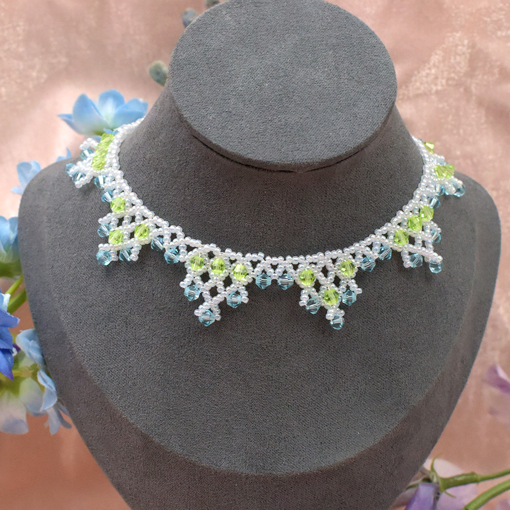 Ожерелье из кружева и стеклянных бусин-1