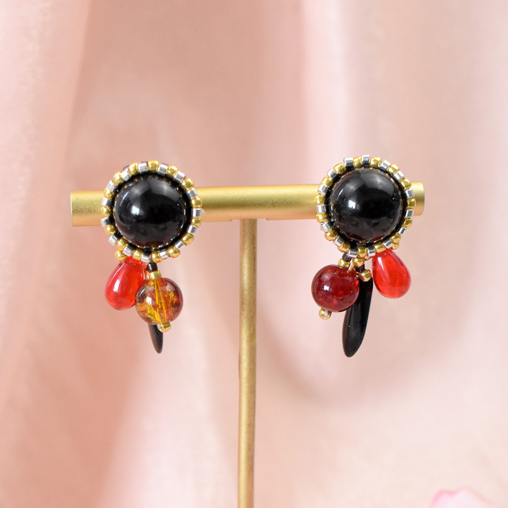 黒い宝石のぶら下がりピアス