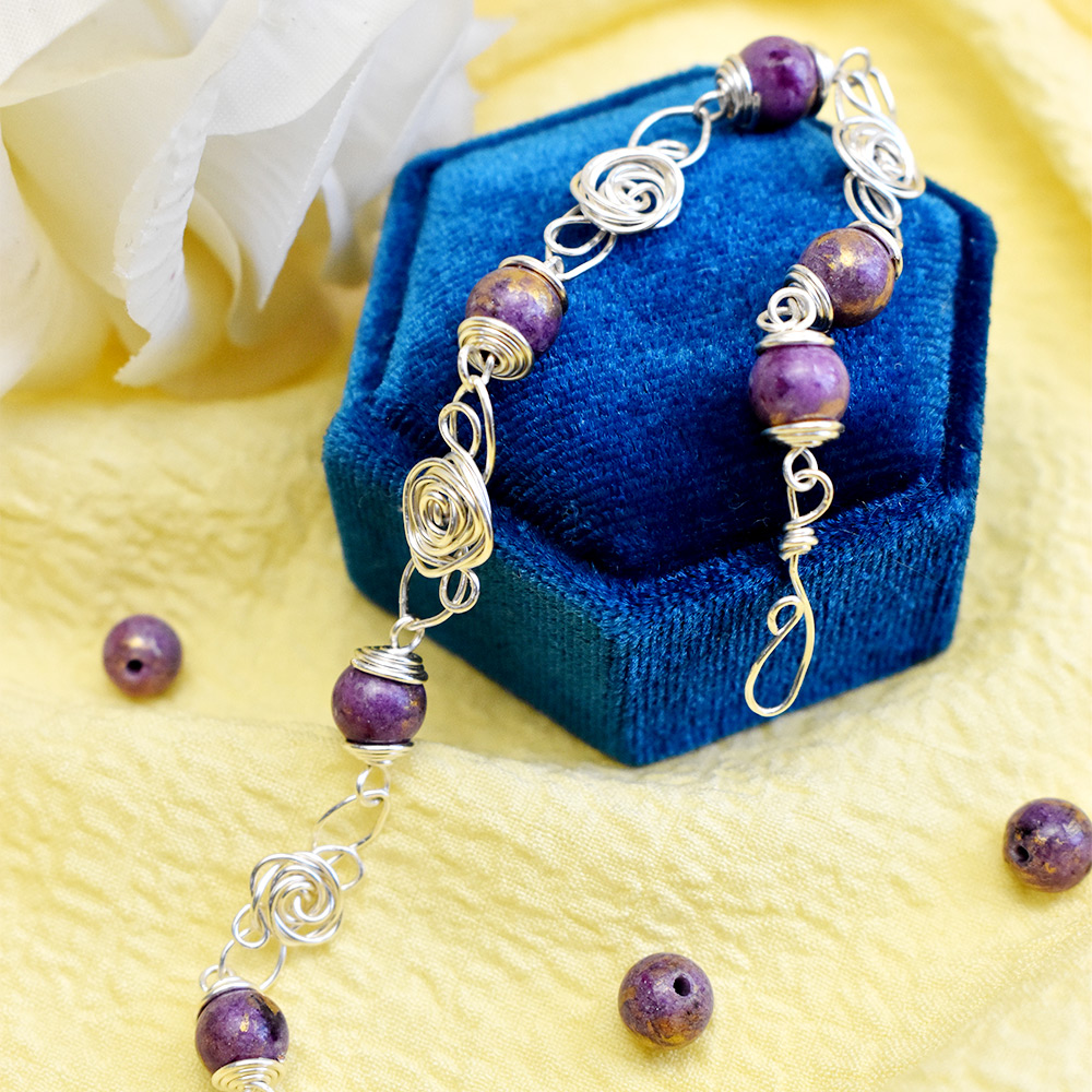 Браслет из проволоки с бусинами из фиолетовых драгоценных камней-6