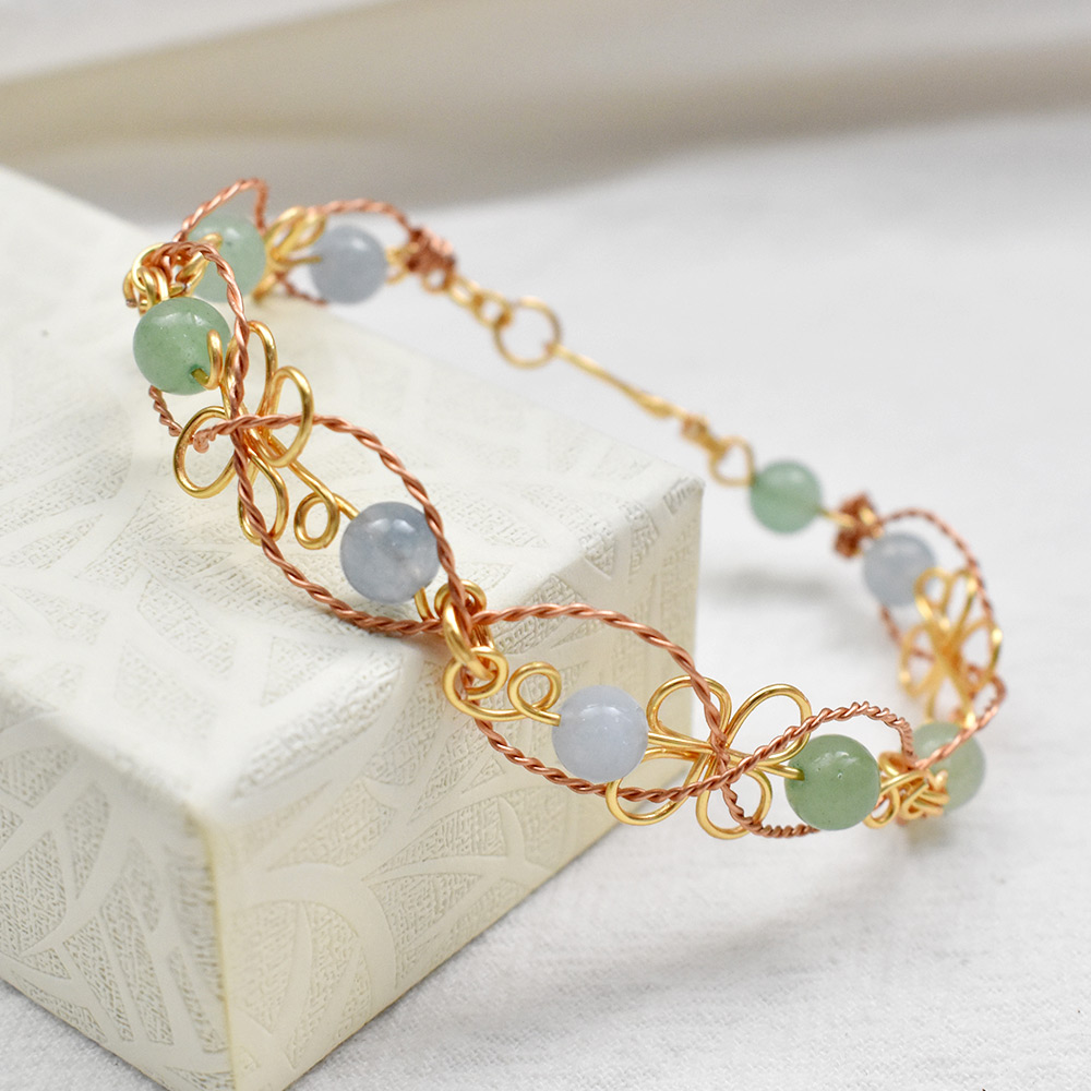 Drahtwickelarmband mit Edelsteinperlen