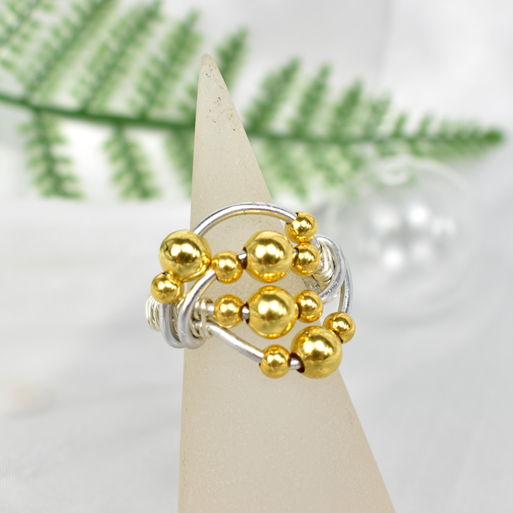 Кольцо из проволоки с латунными бусинами-1