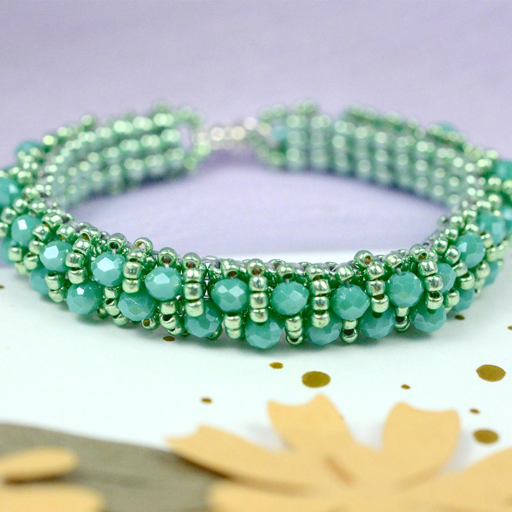 Браслет из зеленого стеклянного бисера-8