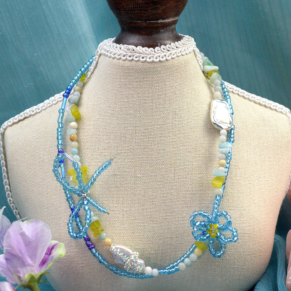 Ожерелье-бантик из голубого бисера