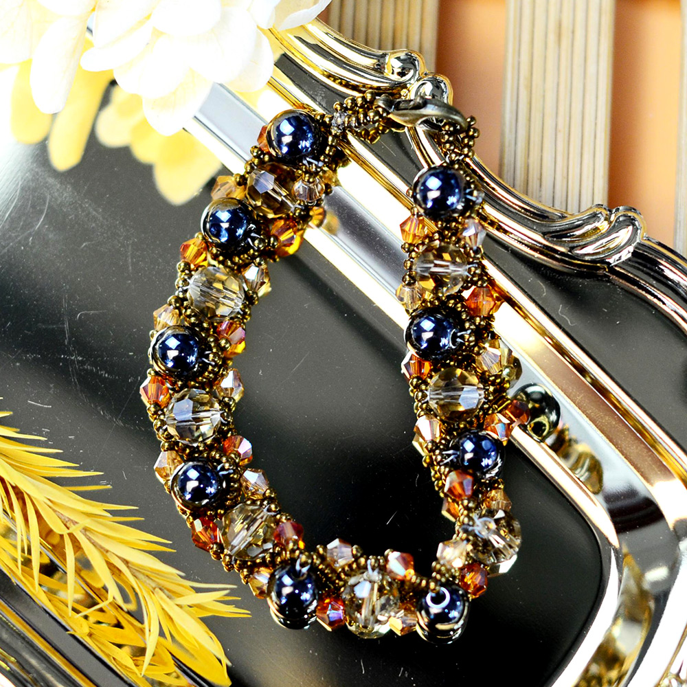 Винтажный браслет из бисера