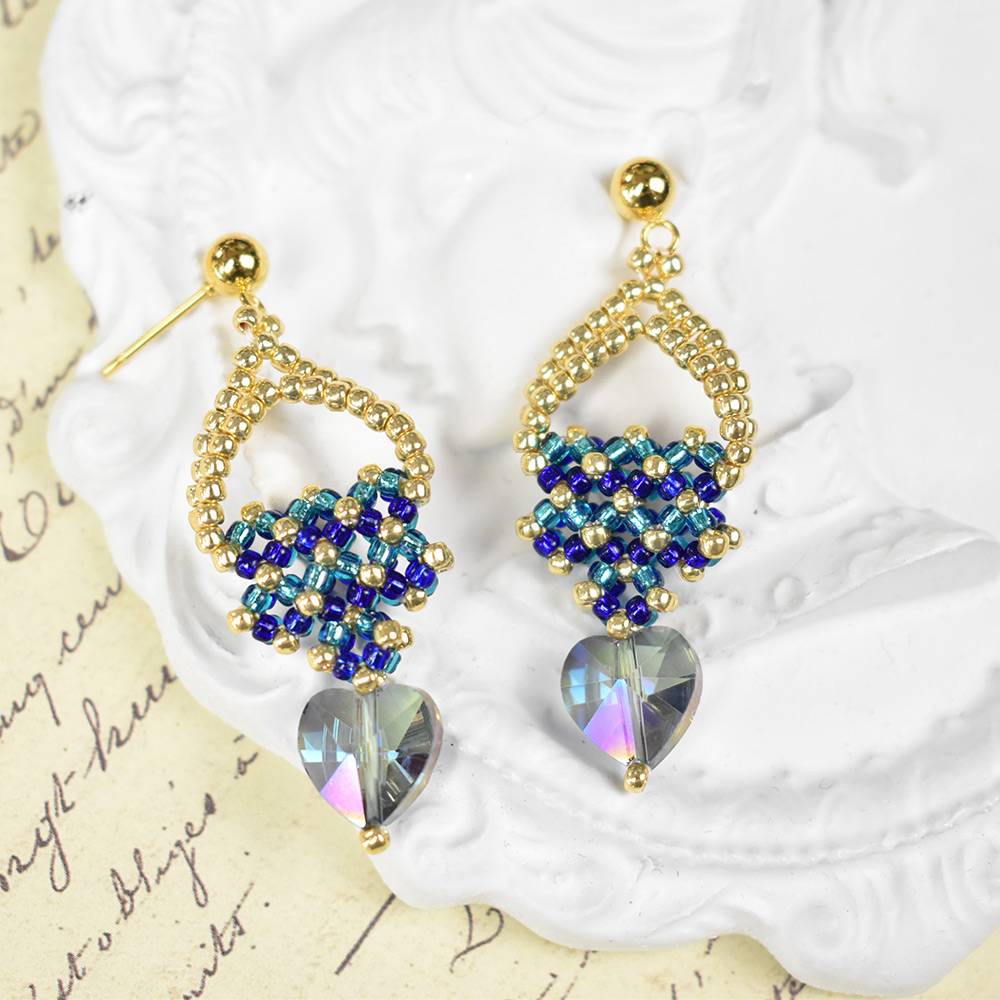 Серьги-пуссеты в форме сердца с бисером-1