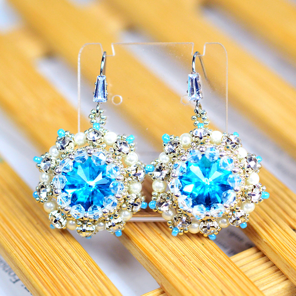 Серьги из бисера с кабошонами из страз